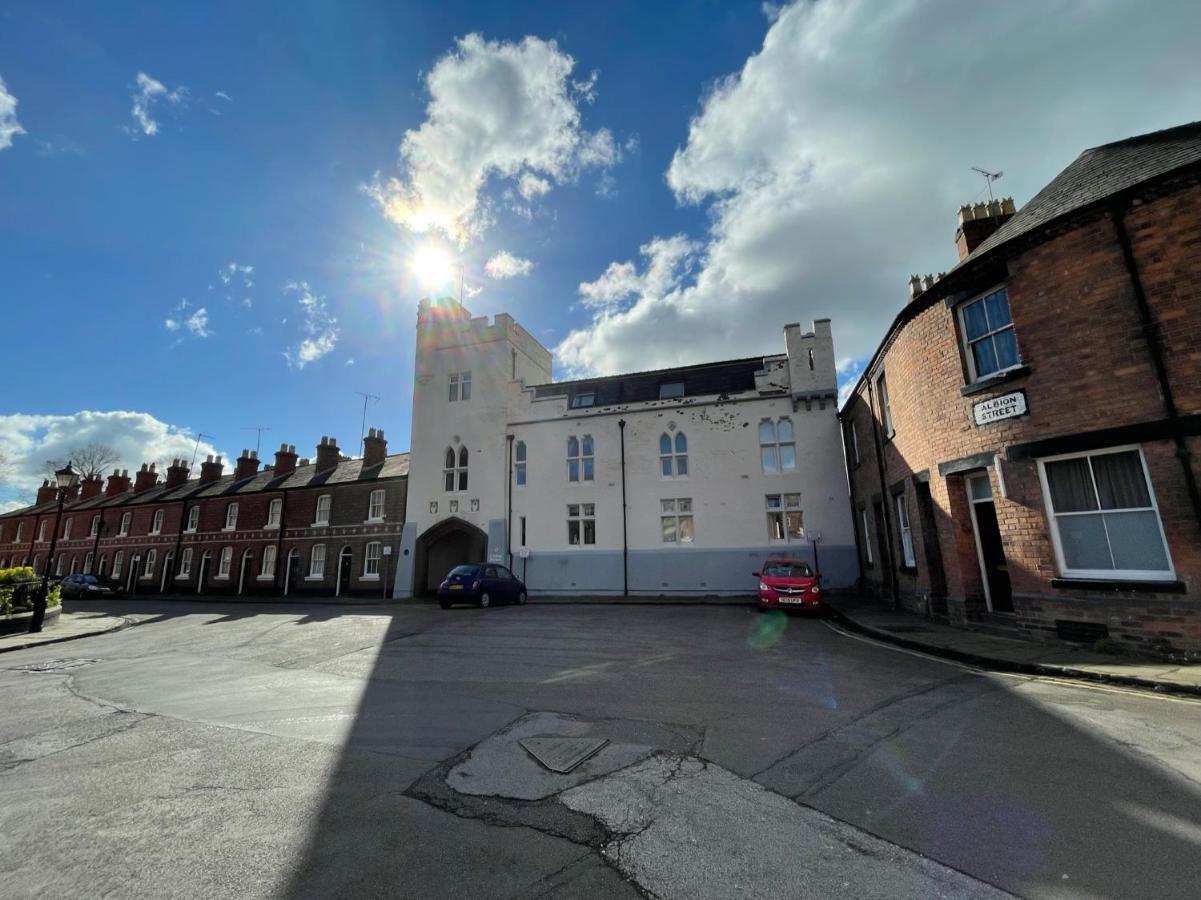Chester Stays - Lovely Apartment In The Heart Of Chester With Free Parking Extérieur photo